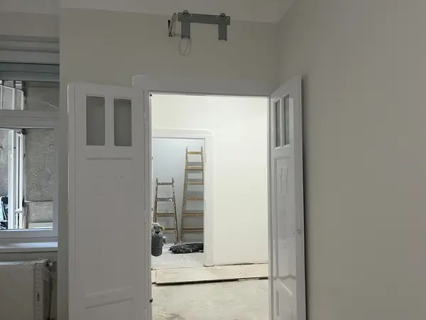 Mázolás Zuglóban – ajtók, ablakok.