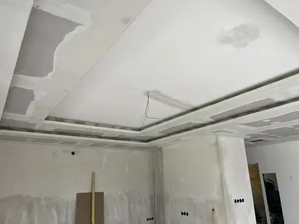 Q1–Q4 glettelési szintek bemutatása egy gipszkarton falon