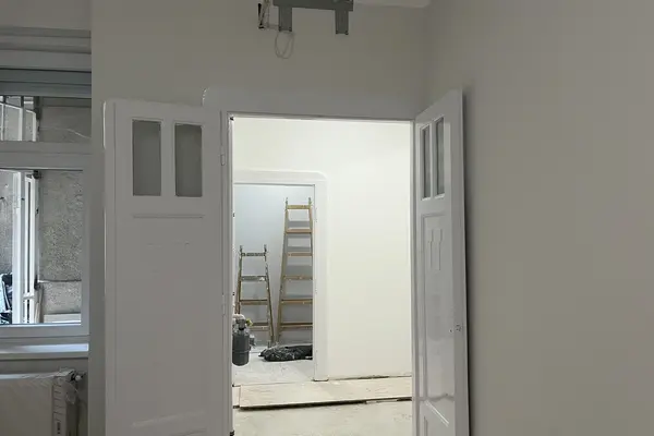 Ajtó mázolás folyamata szakemberrel