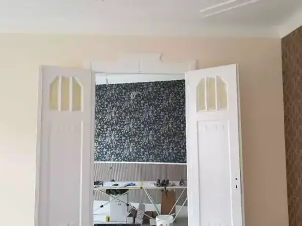 Frissen mázolt fehér kétszárnyú ajtók