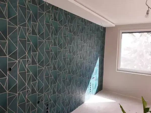 Vlies tapétázás , Geometrikus mintás, türkiz színű tapéta modern lakásban