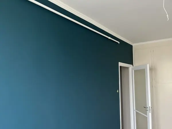 Kékre festett szoba fehér mennyezettel